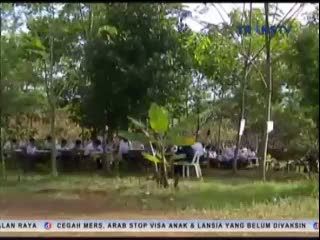 Siswa SMP Menempuh Ujian Nasional di Kebun