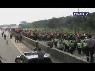 Tawuran Suporter Persija dan Persib Pecah di Tol Cikampek