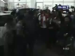 Massa Pendukung Hercules Bersitegang dengan Polisi
