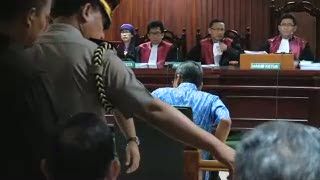 Boediono Salat Jumat, Sidang Century Ditunda Sesaat