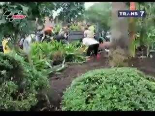 Risma Sesalkan Minimnya Kepedulian Warga terhadap Taman Bungkul