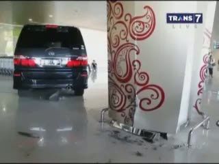 Mobil Mewah Tabrak Anak di Areal Bandara Juanda