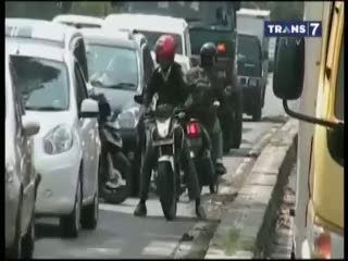 Hindari Razia Pengendara Motor Lawan Arus