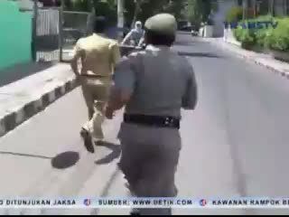 Aksi Kejar-kejaran Pelajar dengan Satpol PP dan Polisi Saat Razia Warnet