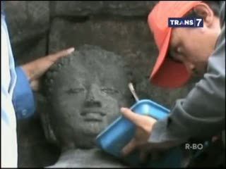 Potongan Kepala Arca Borobudur Disatukan Kembali dengan Badannya