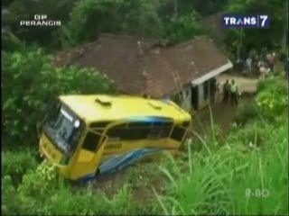 Tak Kuat Menanjak, Bus Masuk Jurang dan Timpa Rumah Warga