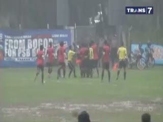 Ricuh Bola, Wasit Nyaris Dikeroyok