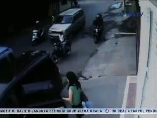 Warga Korea Dijambret 2 Pemuda, Terekam CCTV