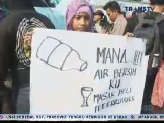 Demo Warga di Depan Pabrik Otomotif