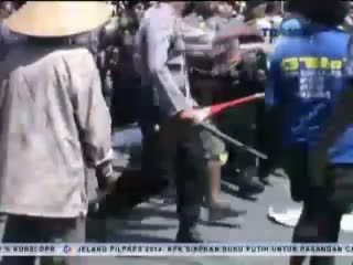 Tuntut Kades Mundur, Warga Bentrok dengan Polisi