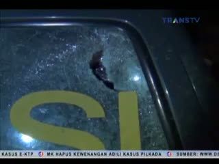 Tolak Razia Lempari Mobil Polisi