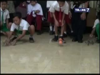Robot Laba-laba Bahan Bekas Karya Siswa SD