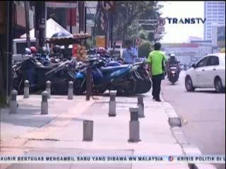 Trotoar Beralih Fungsi Menjadi Tempat Parkir