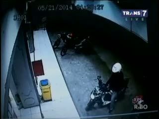 Merampok Minimarket, Pelaku Terekam CCTV