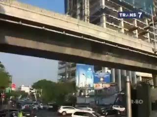 Hati-hati! Kabel Listrik dan Internet Menjuntai di Kawasan Kebayoran Baru