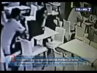 Aksi Dua Pencuri Necis Gondol Tas Pengunjung Restoran Terekam CCTV