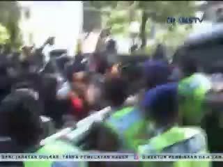 Pedagang Pasar dan Polisi Saling Dorong