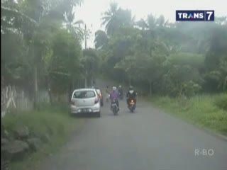 Mobil Patroli Polisi Nyebur ke Sawah