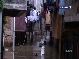 Kali Ciliwung Meluap Rendam Pemukiman Warga