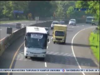 Bus Tabrak Truk, Sopir Bus Tewas Tergencet