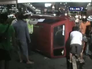  Hilang Kendali, Mobil Terbalik di Tol