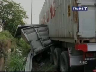 Saling Salib, 2 Truk Kontainer Tabrakan