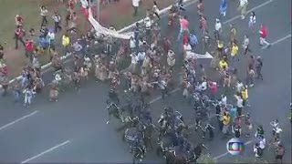 Demo Kecam Piala Dunia Rusuh, Suku Indian Brasil Bentrok Dengan Aparat