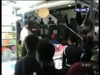 Evakuasi Bocah Terjepit Eskalator