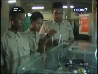 Siswa SMK Buat Robot Pembersih Sampah