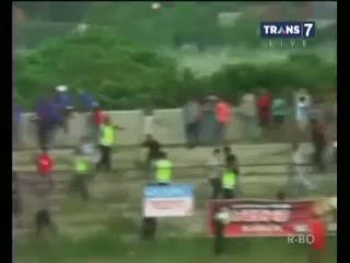Ricuh, Suporter Bola Saling Pukul dan Ejek 