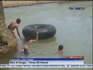 Main di Sungai, 7 Siswa SD Hanyut
