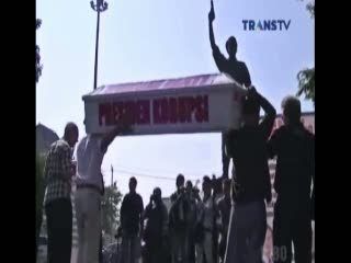 Warga Solo Kirim 2 Peti Mati ke KPU untuk Ditandatangani Capres