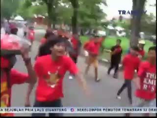 Dua Kubu Pendukung Semen Padang Saling Serang dengan Batu