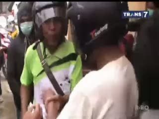 Hindari ISPA Warga Berebut Masker 