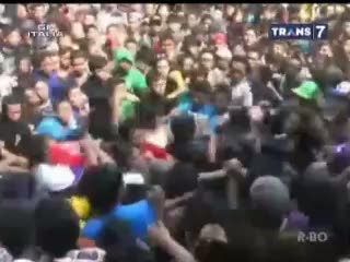 Konser Dangdut Ricuh, Penonton Saling Dorong