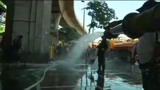 Bersihkan Sisa Demo, Pasukan Militer Thailand Nyapu Trotoar