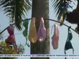 Kepala Kajari Blitar Dihadiahi Massa dengan Pakaian Dalam Wanita