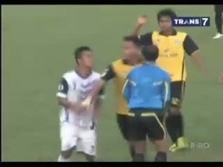 Protes Dikartu Merah, Pemain Berusaha Pukul Wasit