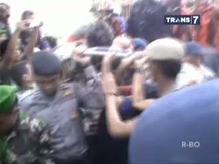 Puluhan Pekerja Tertimbun Bangunan Runtuh