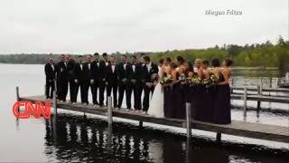 Dermaga Ambruk Saat Sesi Foto, Rombongan Pengantin Tercebur Danau
