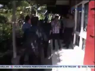 Eksekusi Rumah Pejabat Bea Cukai Diwarnai Caci-maki Penghuni