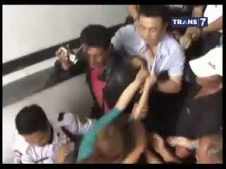 Tagih Janji Suami, Istri Muda Mengamuk di Pengadilan