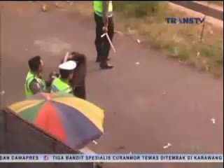 Ricuh Suporter dengan Polisi