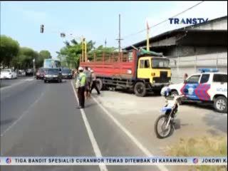 Pemotor Tewas Terlindas Truk Tronton