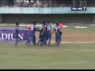 Tak Terima Gol Lawan, Pemain Serang Wasit 