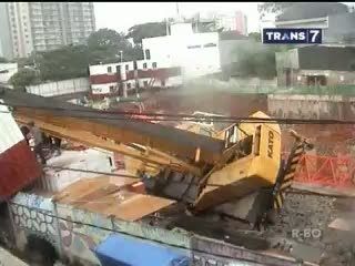 Crane Bangunan Jatuh Timpa Rumah Mewah
