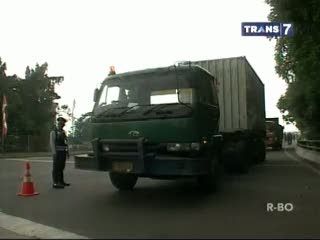 Razia Truk Kontainer di Tol Wiyoto Wiyono