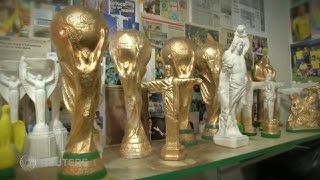 Carlini Si Pembuat Replika Trofi Piala Dunia