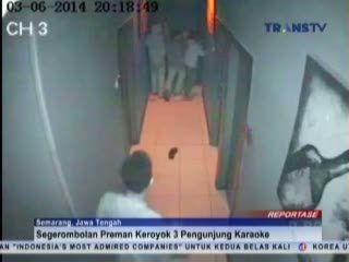 Pembacokan Pengunjung Karaoke oleh Preman Terekam CCTV