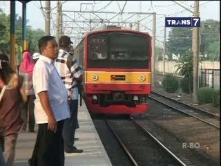 Karut Marut Layanan Commuter Line